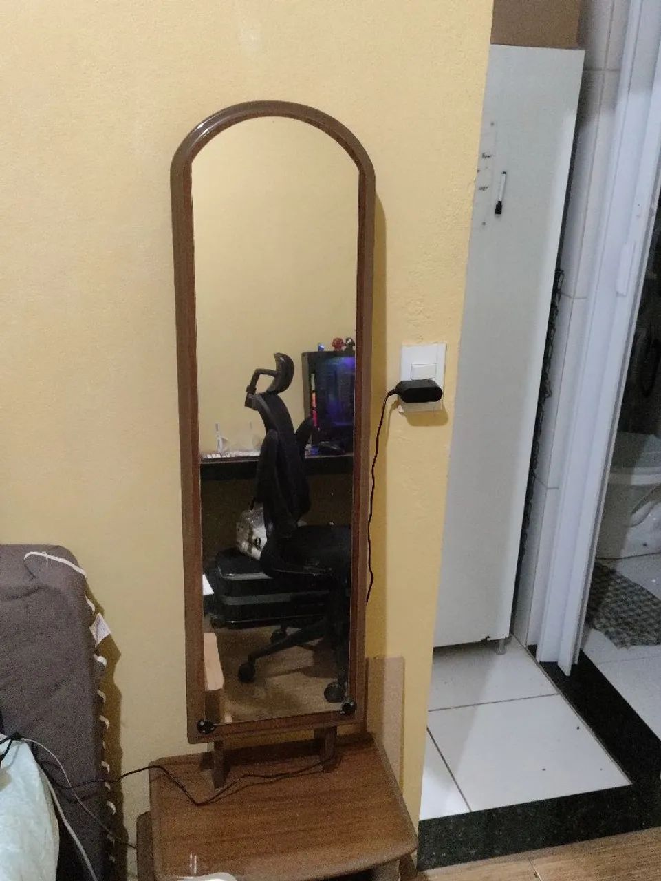 Espelho de madeira com gaveteiro 