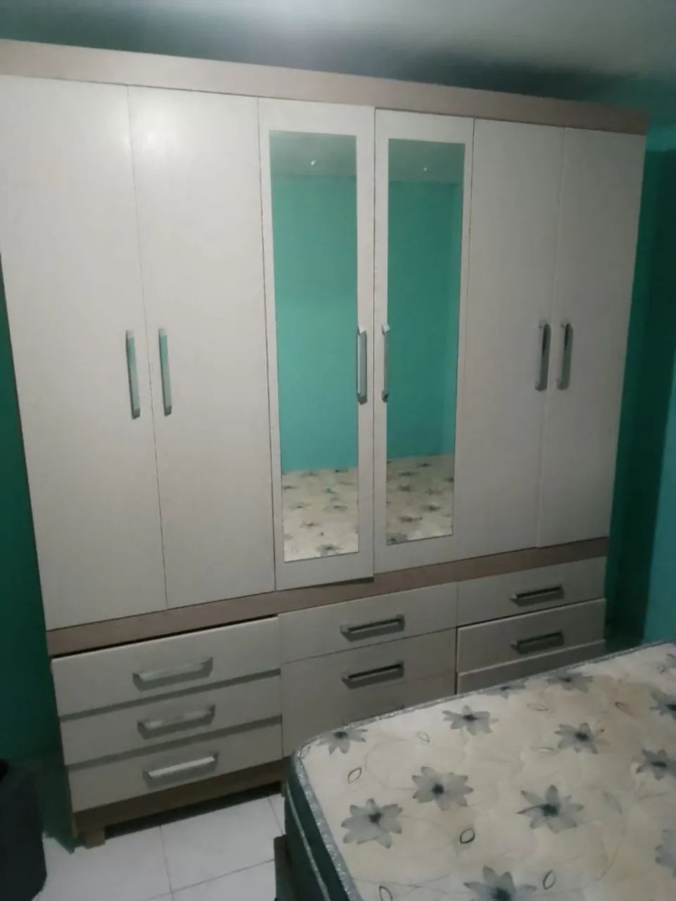 Guarda roupa 6 portas e 9 gavetas