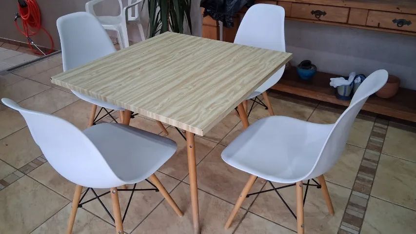 Conjunto de mesa com 4 cadeiras