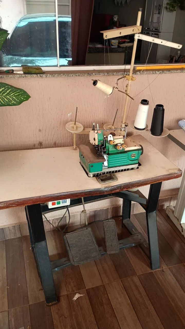 Vendo máquina de costura reta e overloque em bom estado. - Foto 4