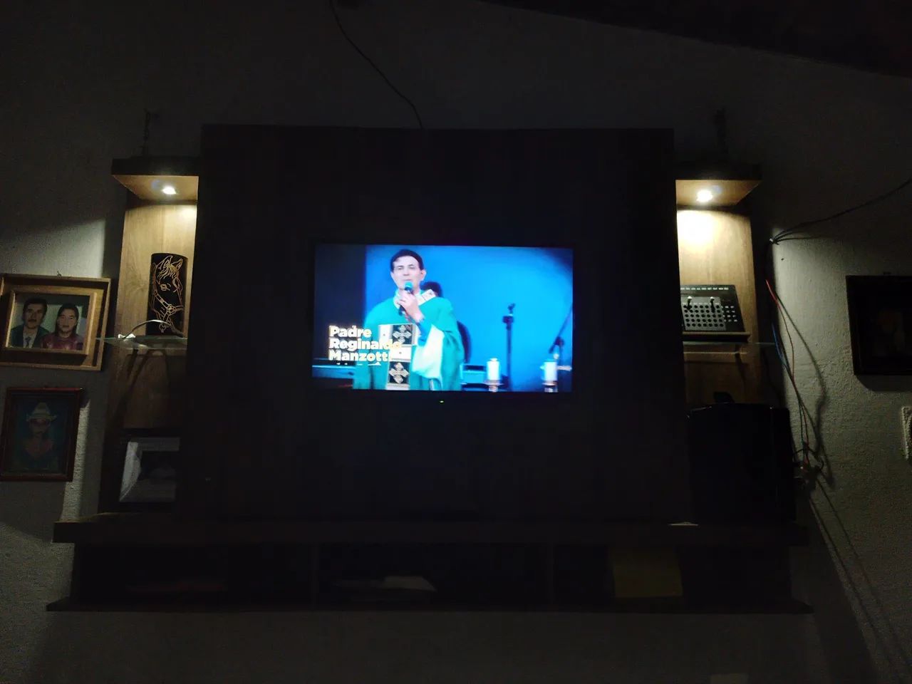 Painel com led, cabe tv de até 50 polegadas, tá em ótimo estado  - Foto 4