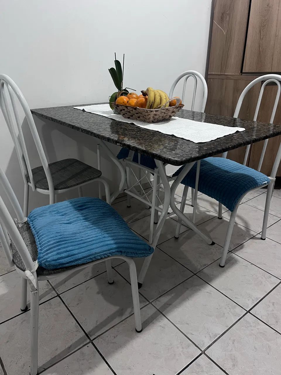Mesa de Mármore + 4 cadeiras 