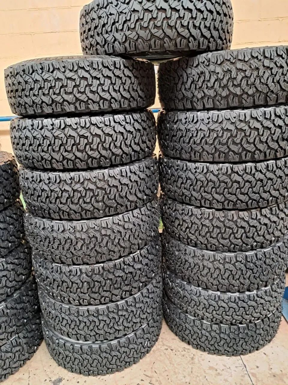 Pneus ressolados com garantia, medidas 275, 295. - Foto 3