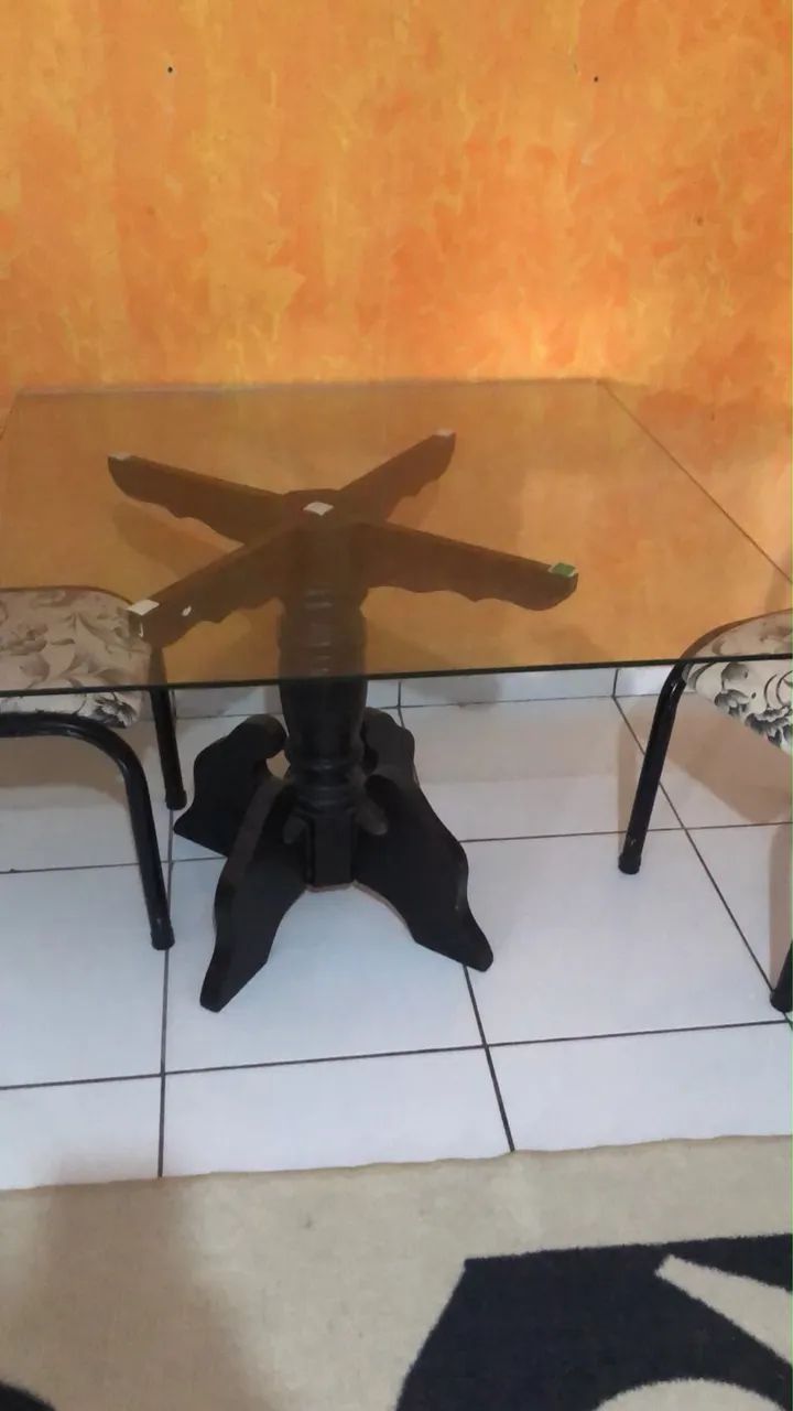 Vendo 2 criados mudos é uma mesa com duas cadeiras - Foto 2