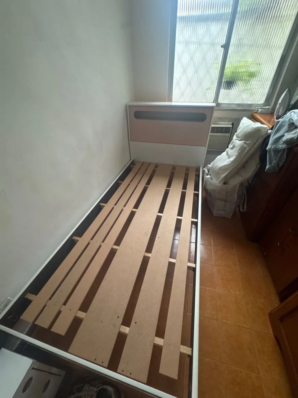 Cama solteiro com cabeceira baú! 