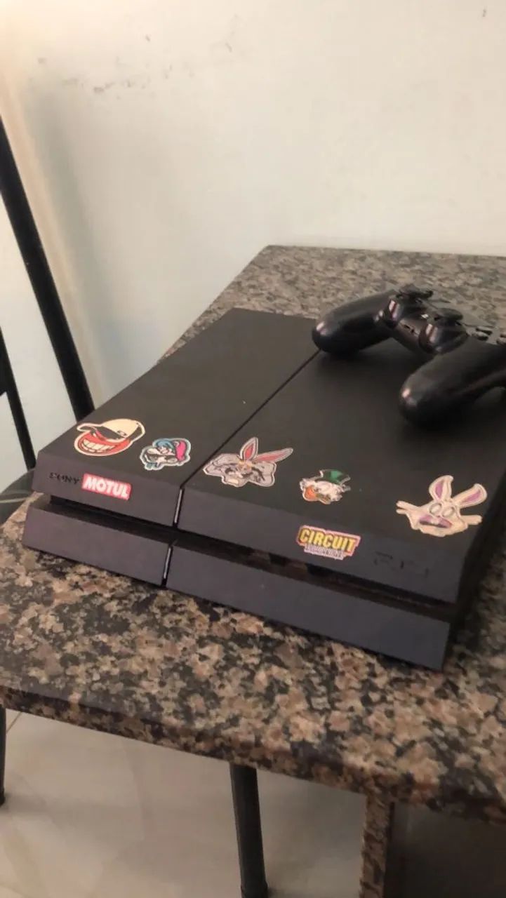 VENDO PS4  tem 4 jogos 