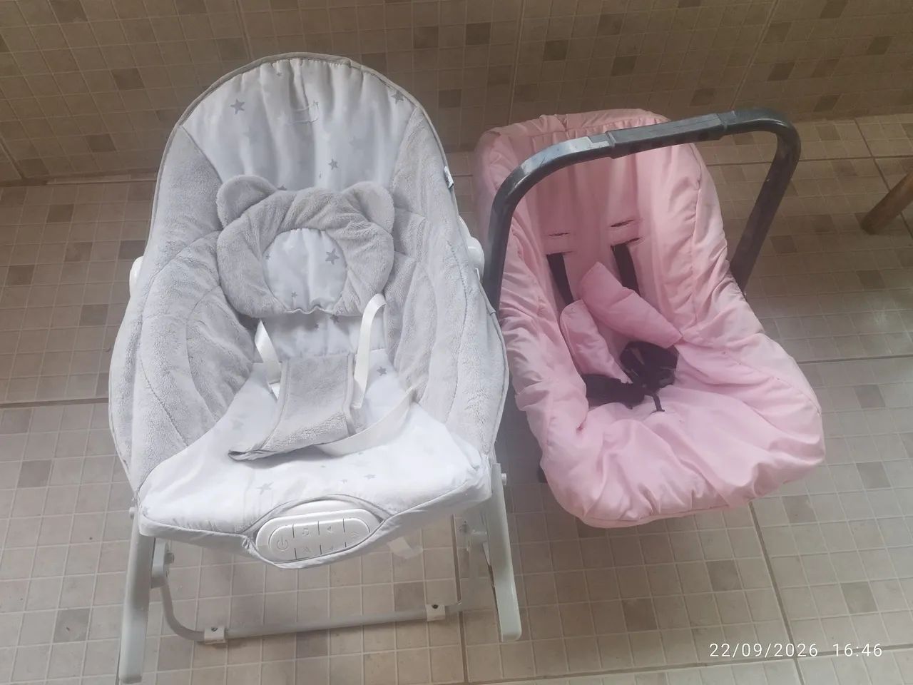 Vendo 1 carrinho de bebê, 1 cadeirinha e um bebê conforto  - Foto 4