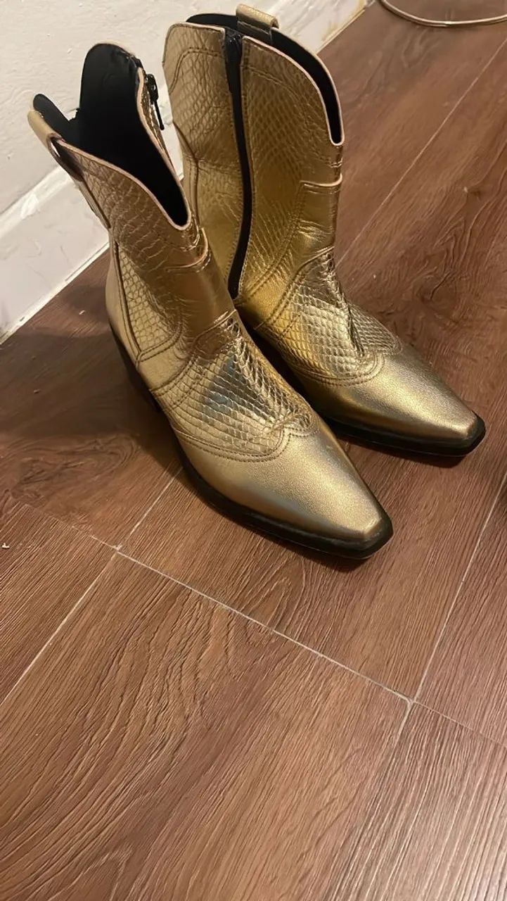 Bota Dourada de Couro Legítimo Tamanho 36 