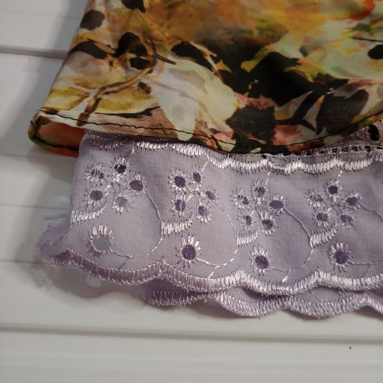 Blusinha feminina com bordado sem manga estampada forrada usada - Foto 4