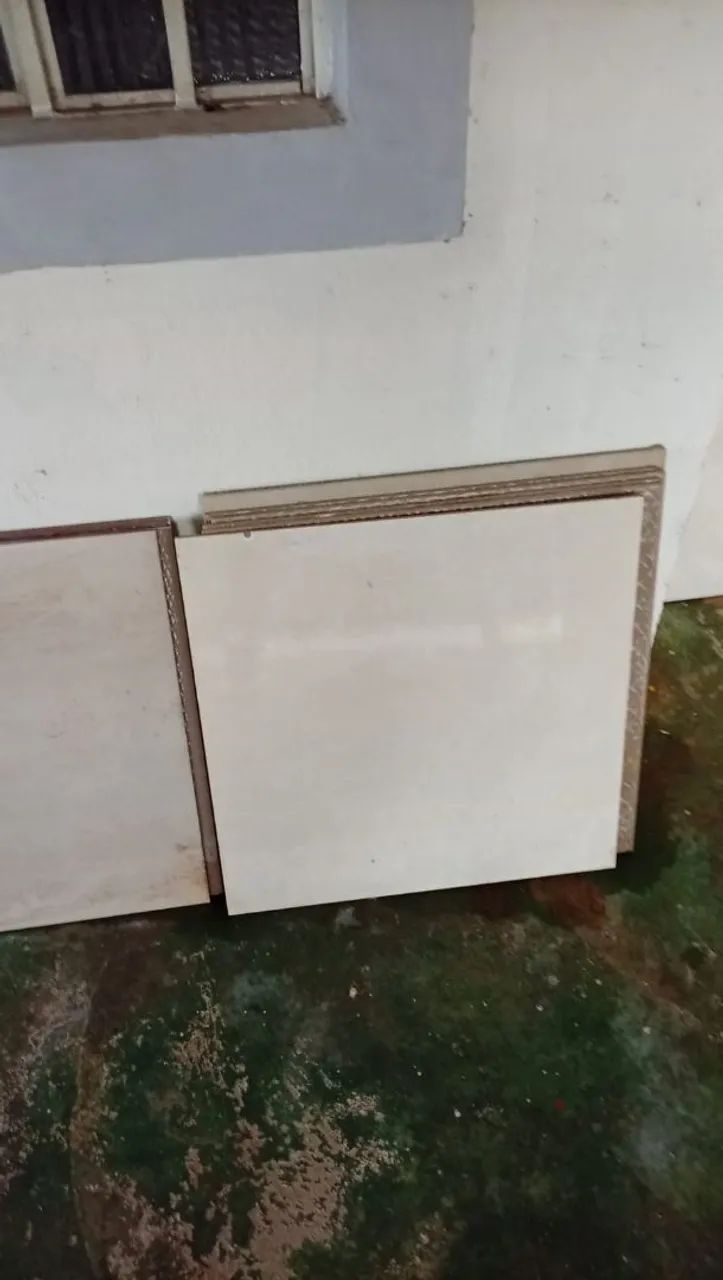 Vendo 50 telhas e cerâmicas.433926707442493441