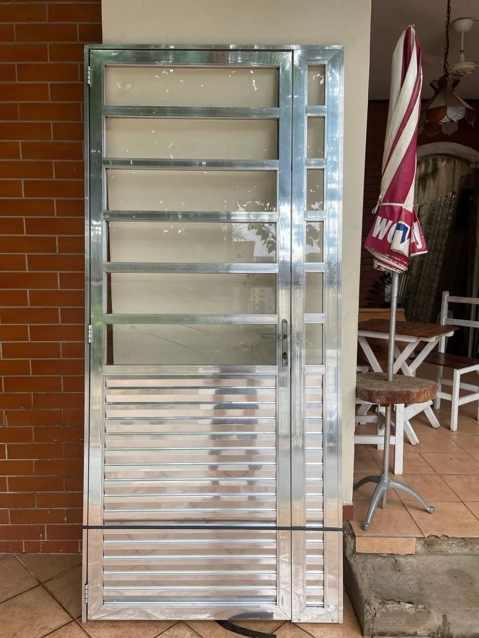Porta de alumínio e envidraçada