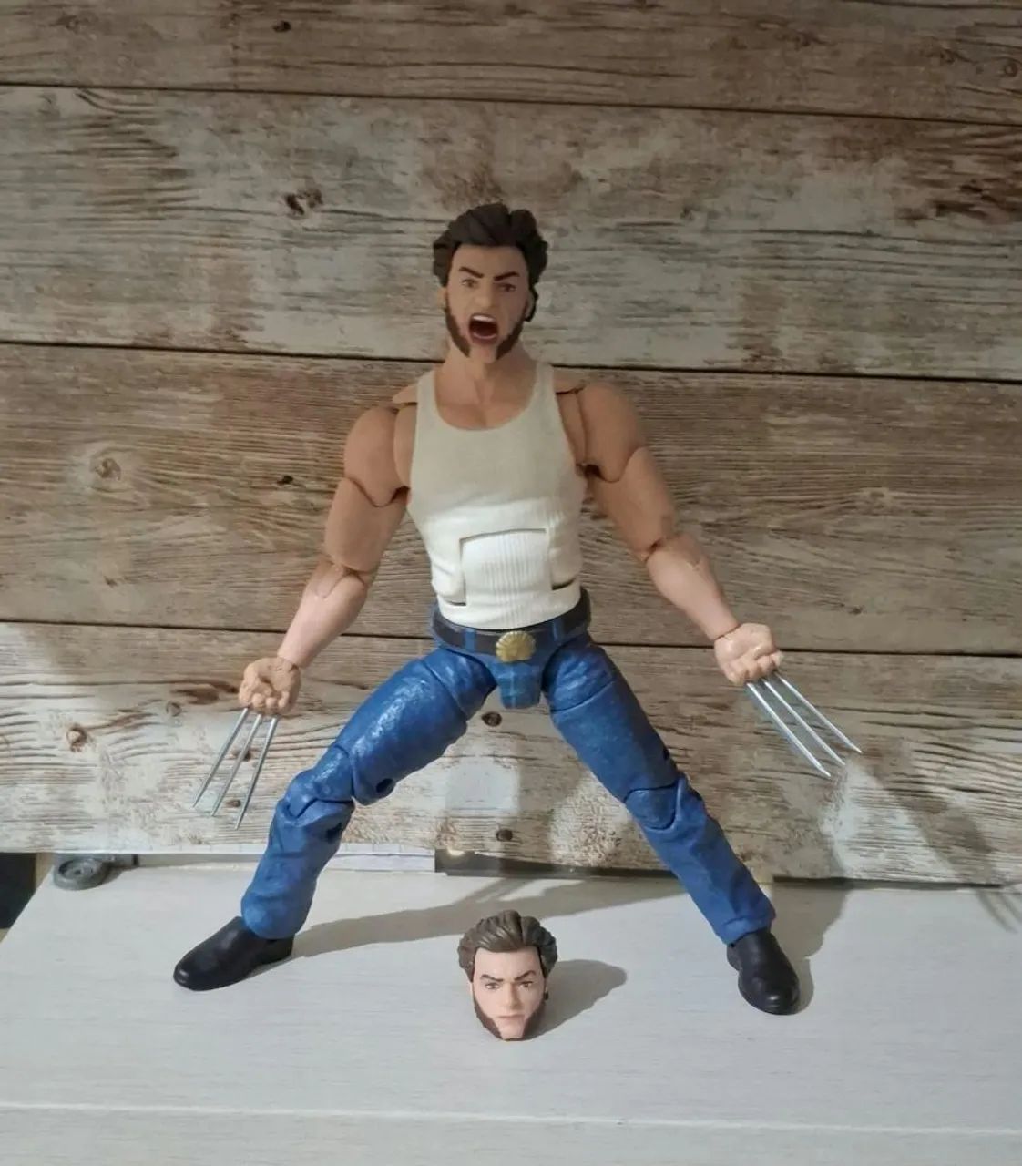 Wolverine (Logan) com regata branca e calça jeans  - Foto 2