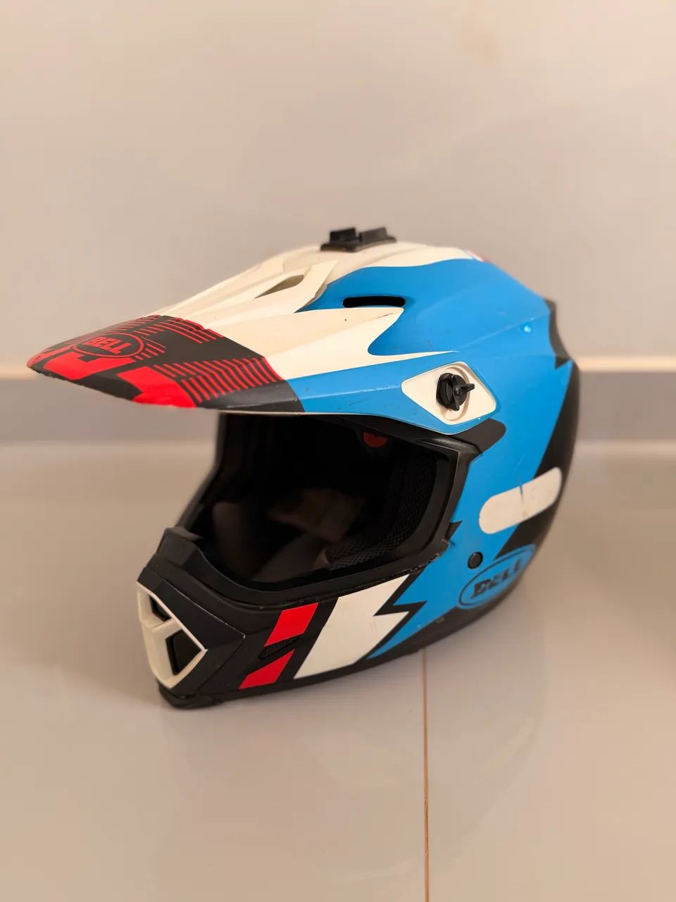 Capacete na imagem é um Bell MX-9 MIPS - Esportes Sobre Rodas