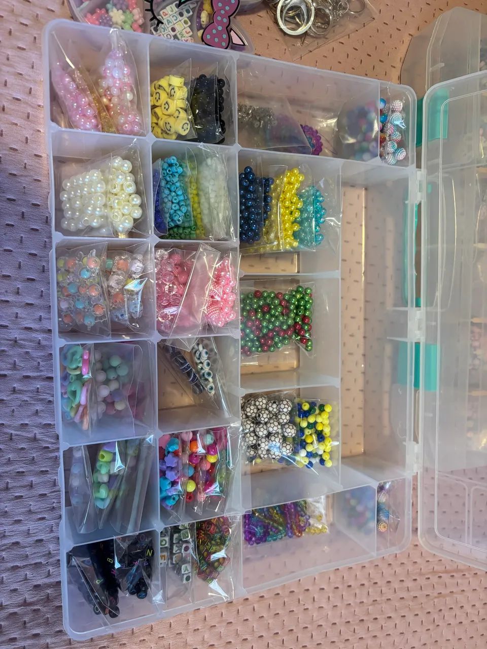 Caixas com miçangas variadas pra fazer bijoux - Foto 3
