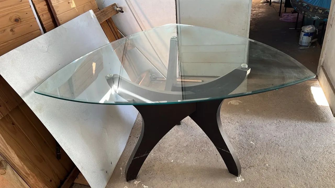 Mesa de jantar de vidro com base de madeira  - Foto 2