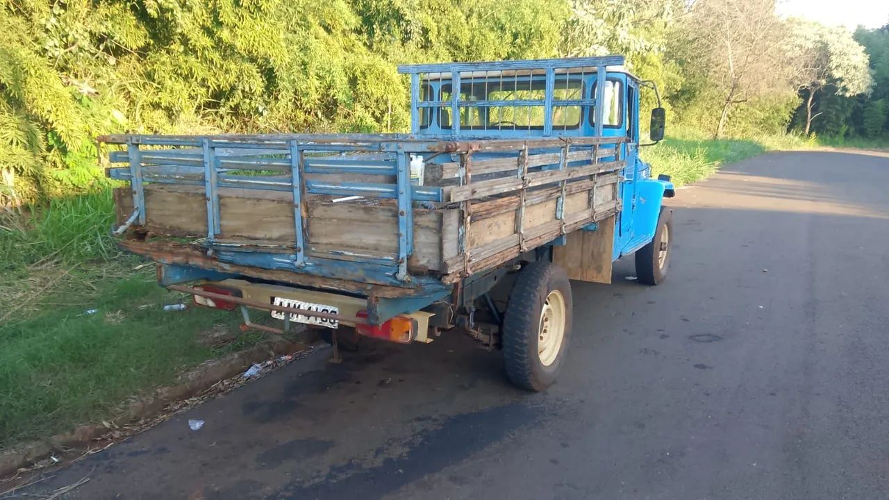 Toyota Band.Picape CD 2P Chassi Longo Diesel 1975