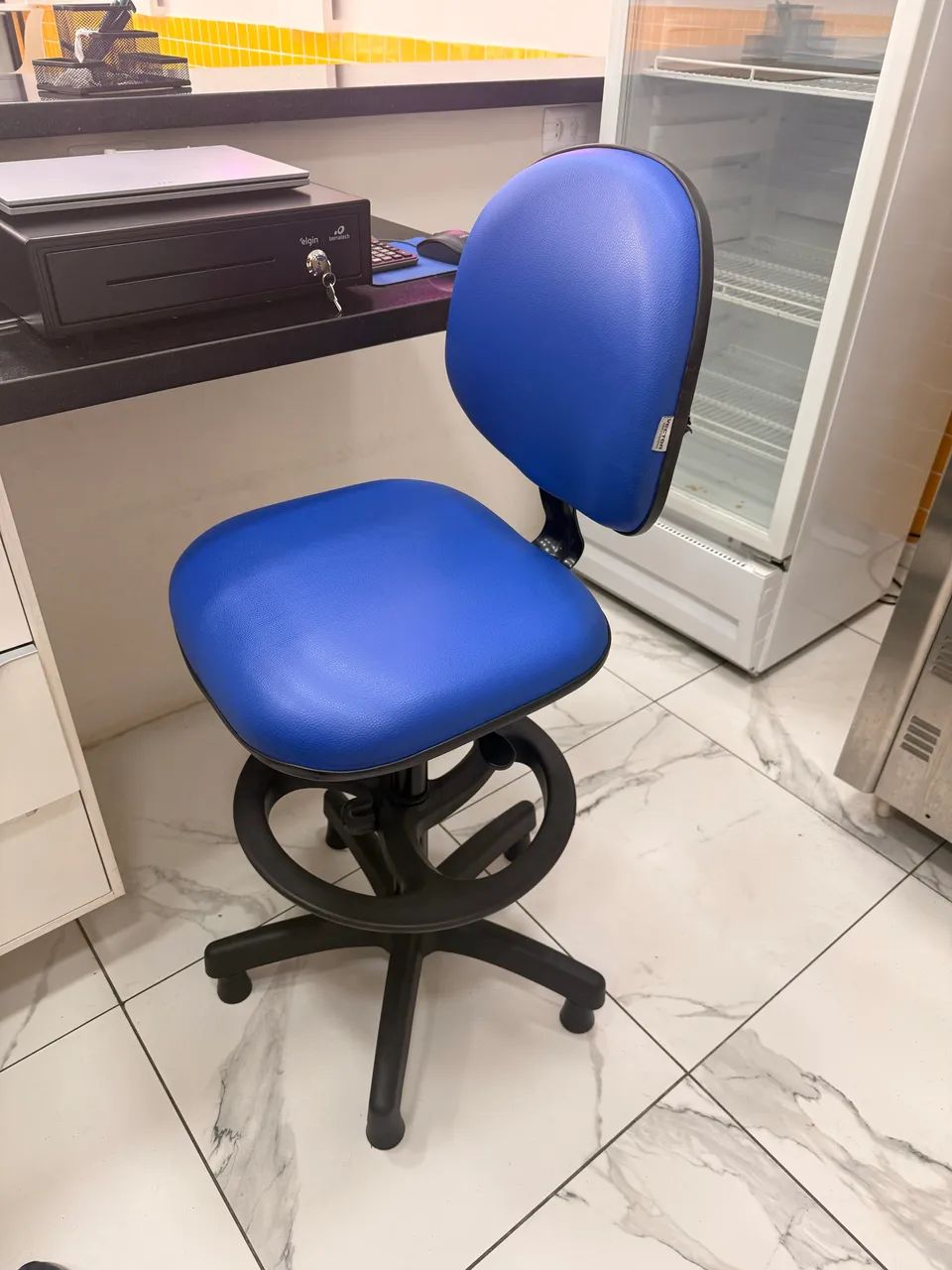 Cadeira e porta caixa