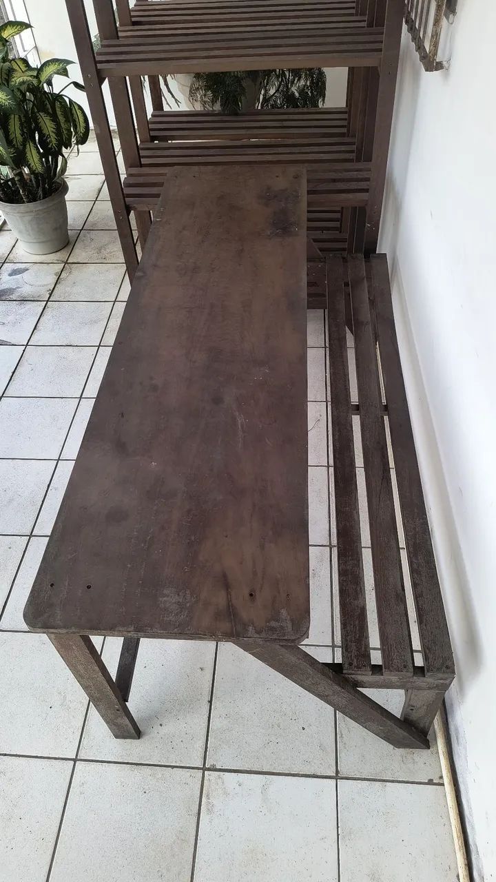 Mesa de madeira nobre com banco acoplado