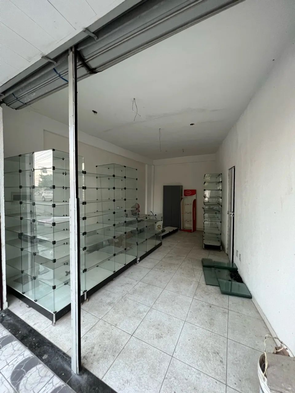 Prateleira de vidro, balcão e vitrine 