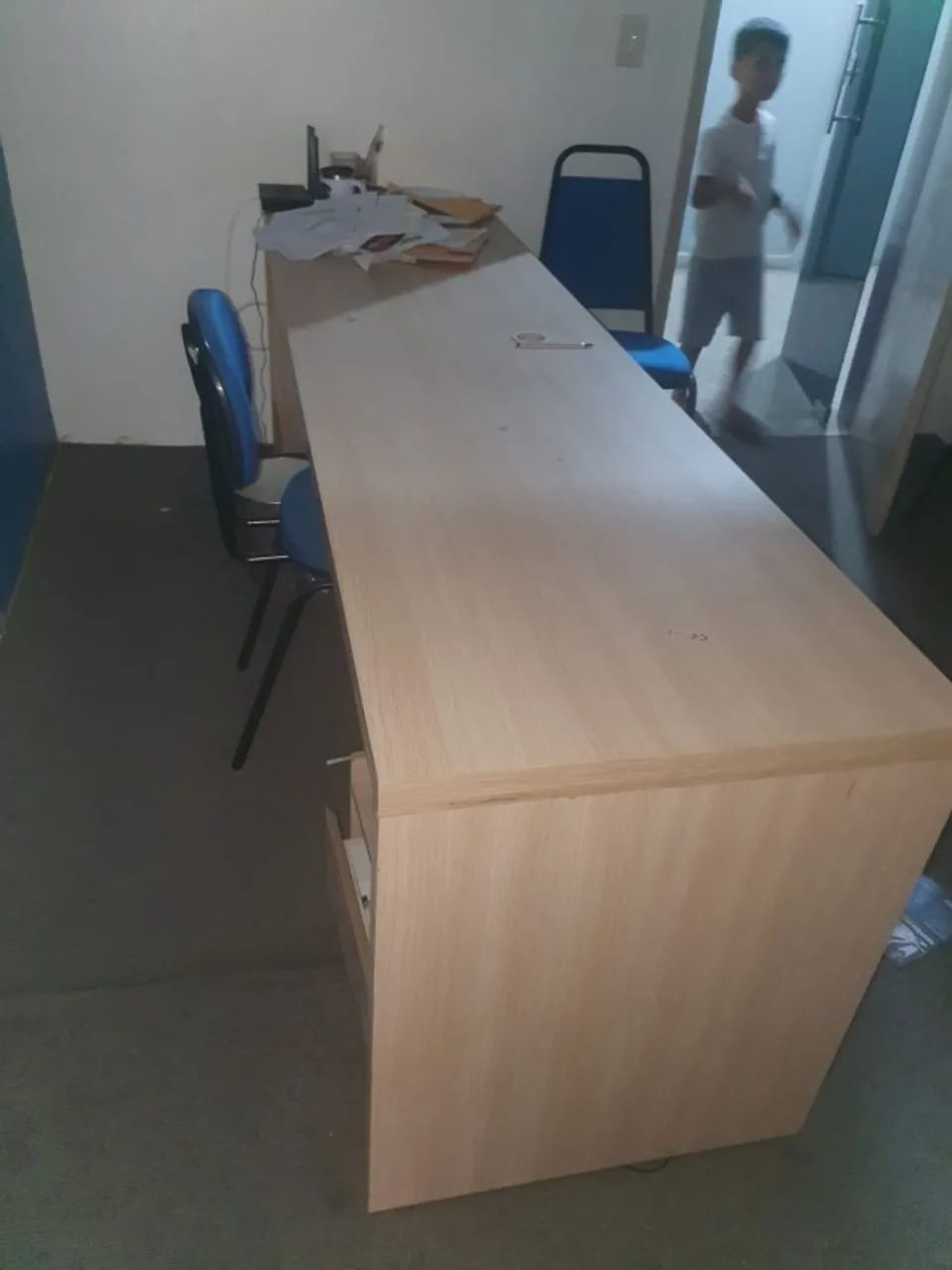 mesa de escritório com gaveteiro integrado  - Foto 3