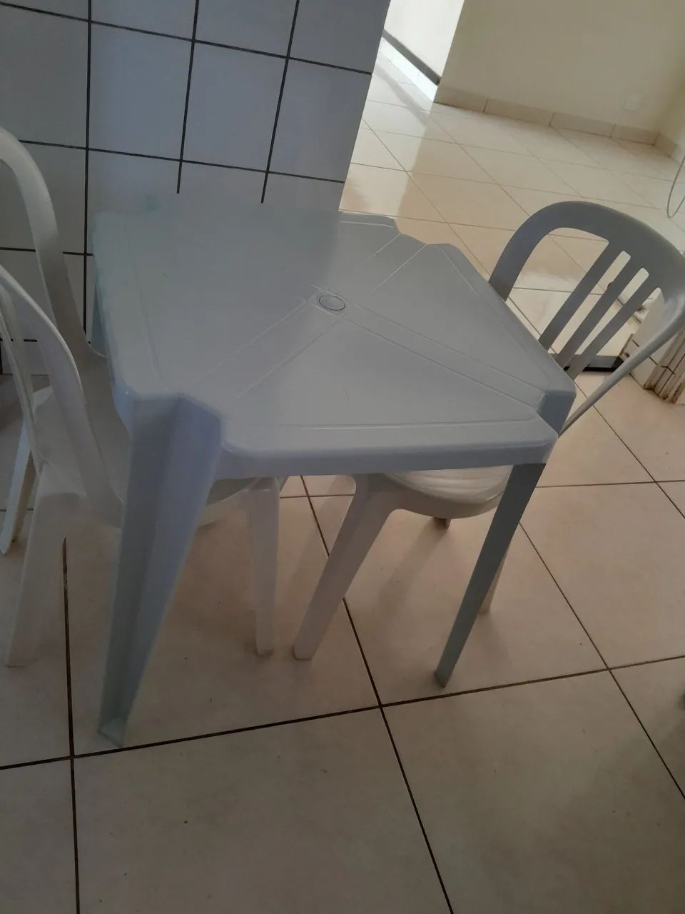 Mesa com 2 cadeiras de plastico  - Foto 3
