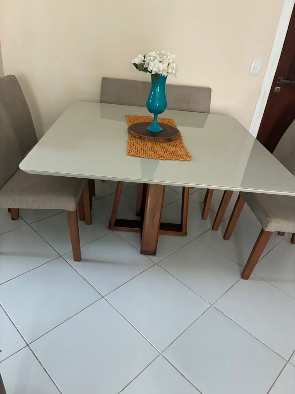 Mesa com 8 cadeiras de madeira  - Foto 2