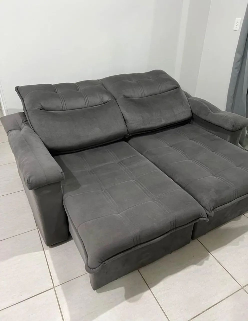 Sofá Retrátil cinza confortável - Foto 2