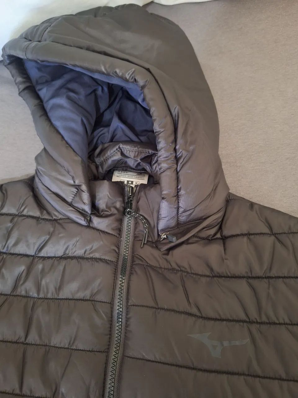 Jaqueta Puffer (Acolchoada) Mizuno com Capuz Removível Tamanho M Original  - Foto 5