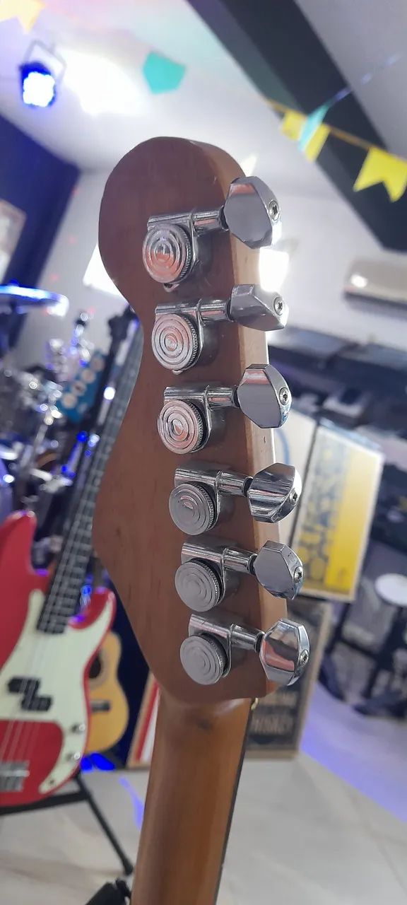 Guitarra barata com trava nas tarrachas  - Foto 2