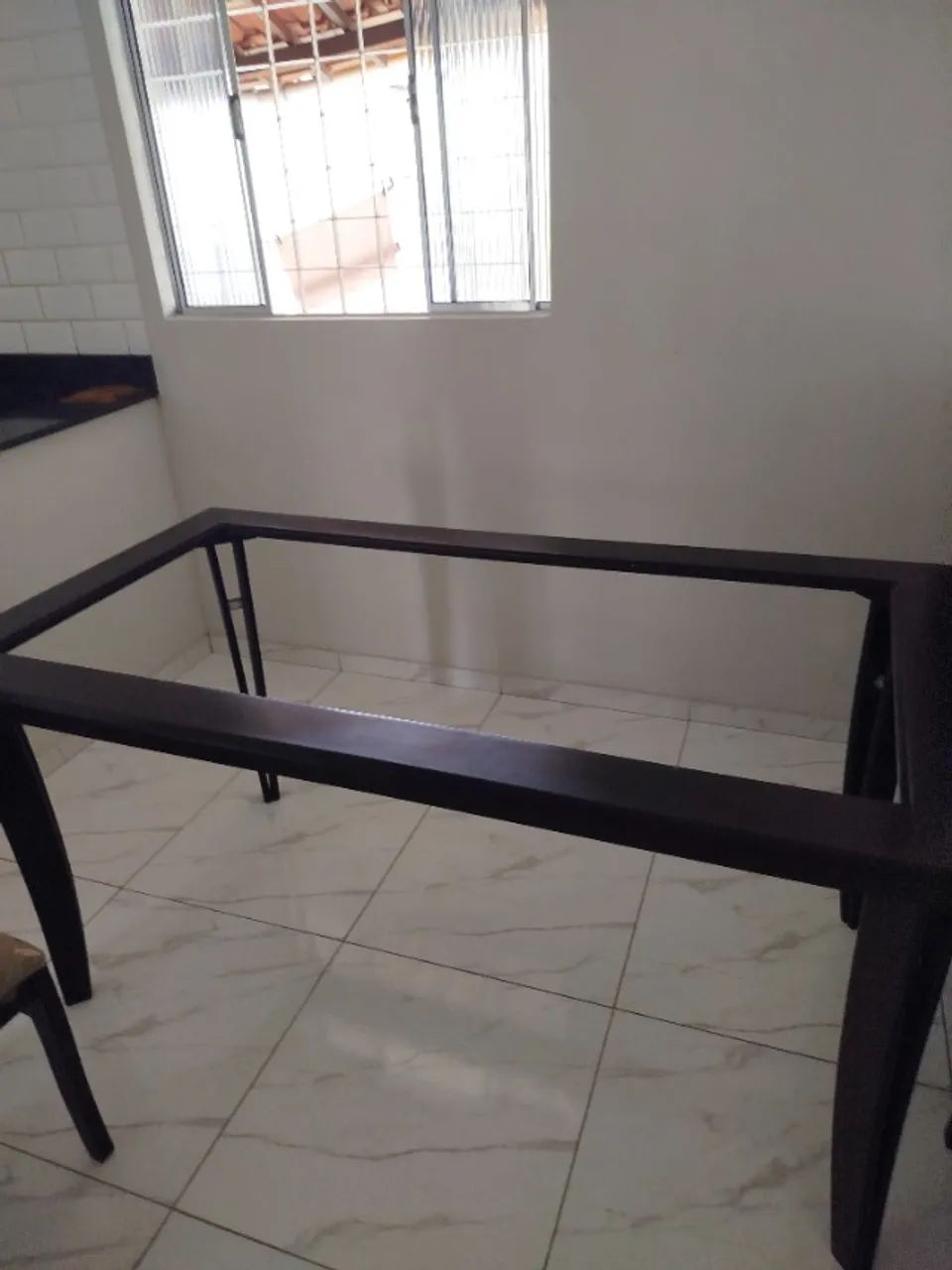 Mesa em madeira com 6 cadeiras 