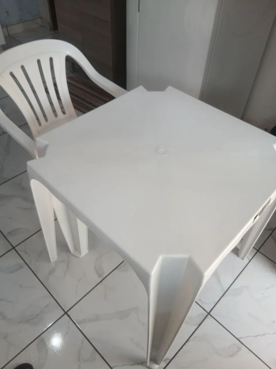 Mesa com uma cadeira