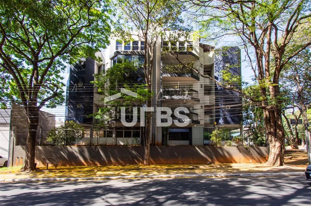 Prédio comercial na esquina da Avenida 136 Setor Marista