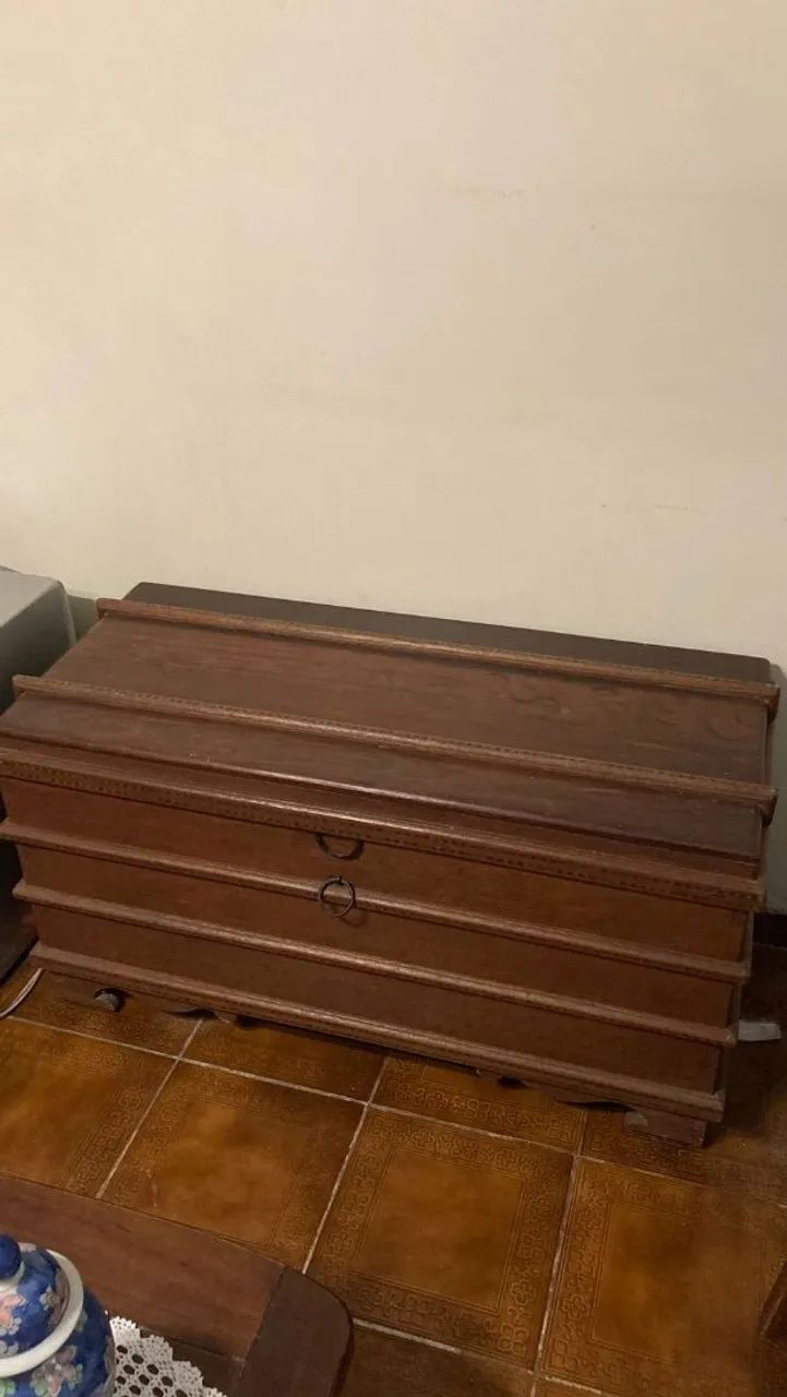 Vendo Baú antiguidade. Madeira maciça em ótimo estado  - Foto 2