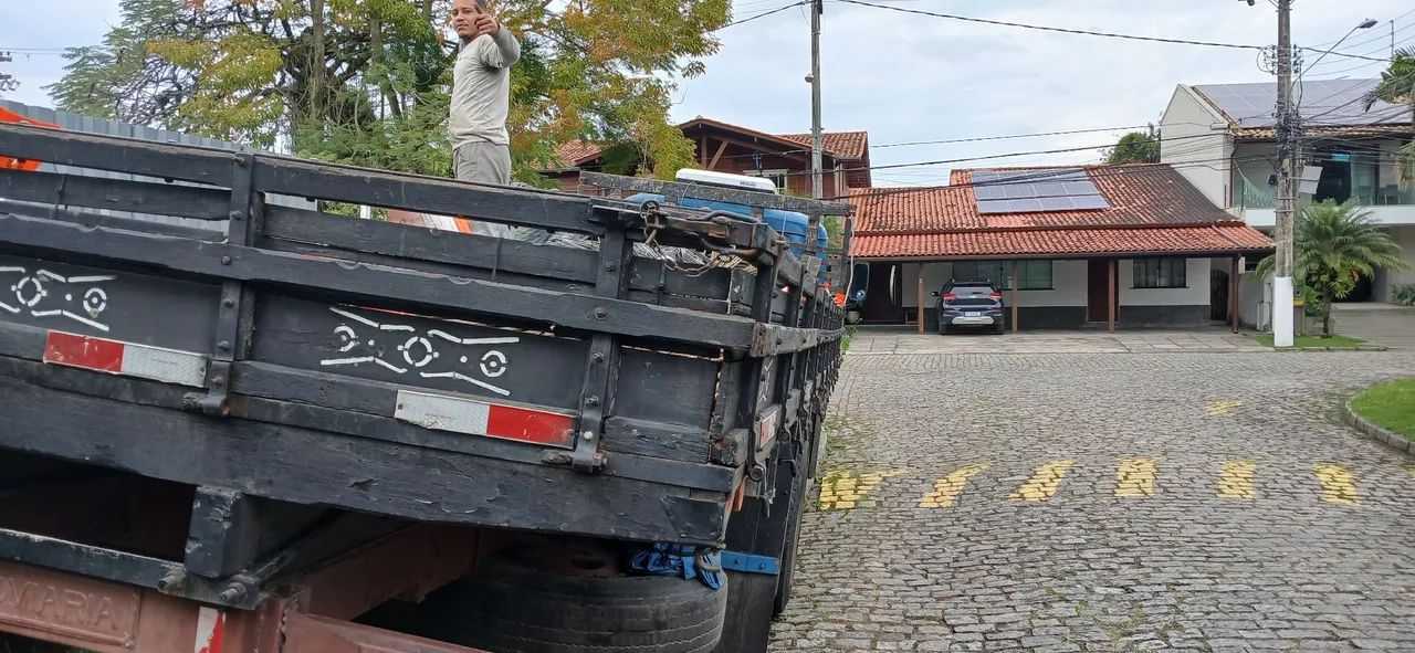 Vendo carroceria de caminhão truck 7.80 conpri 2.45 largura 5 mil reais aceito ofertas  - Foto 6
