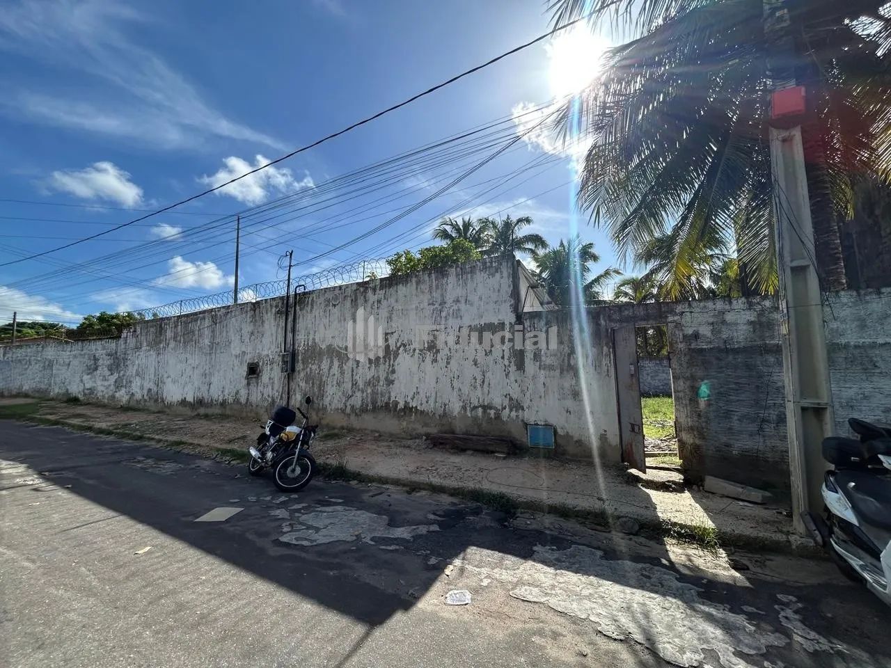Terreno com 415m², murado e dispondo de área coberta, sala que pode ser utilizada como esc - Foto 2