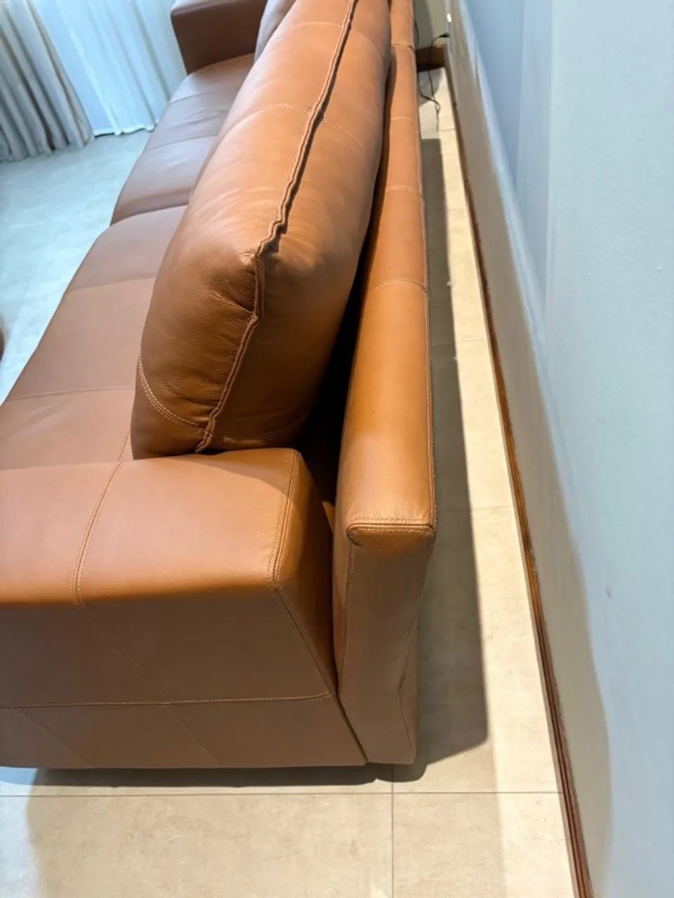 Sofá de couro legítimo caramelo 4 lugares bipartido para sala de estar - Foto 5