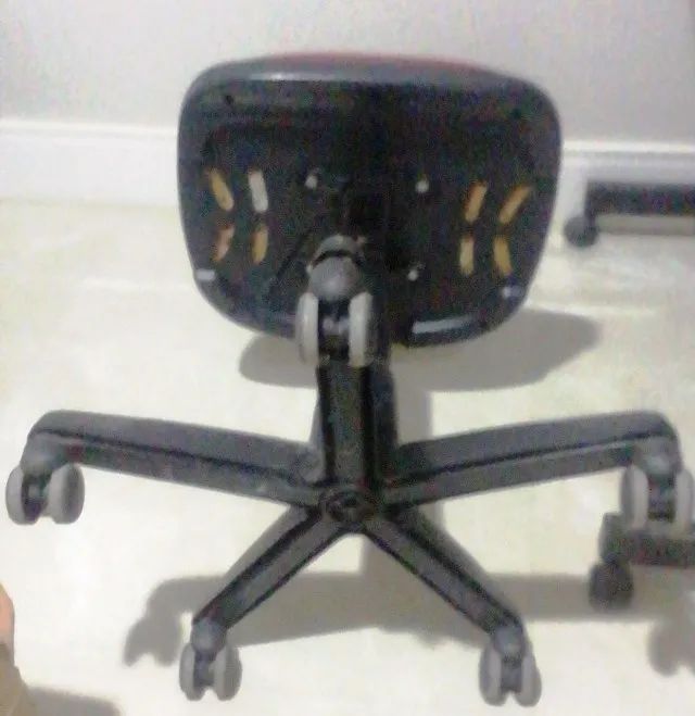 Cadeira Secretária Giratória Vermelha - Foto 4