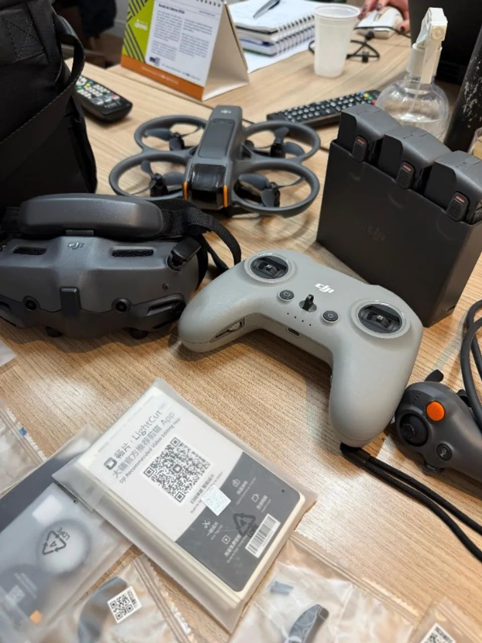 DJI Avata 2 Fly More Combo + Controle FPV Remote Controller 3 + Goggles 3 | 3 baterias | 4 - Foto 2