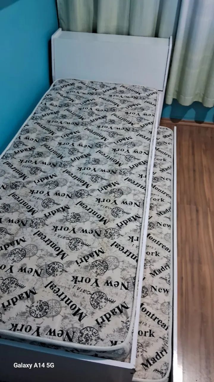 Cama solteiro com cama auxiliar  e dois colchões.