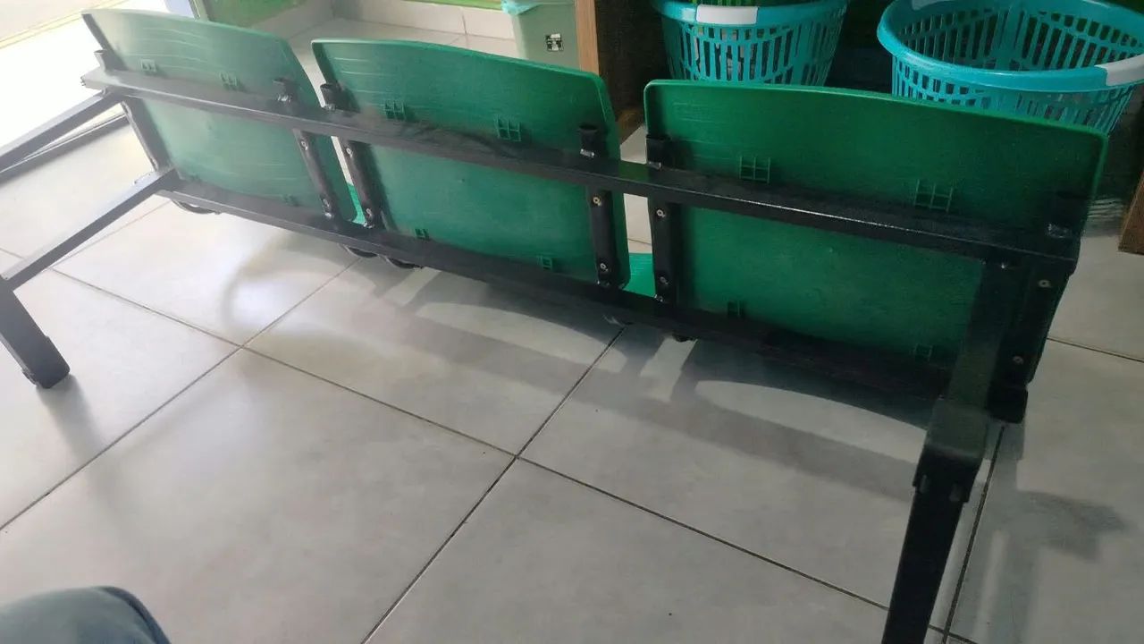 Vendo longarina de três assentos - Foto 4