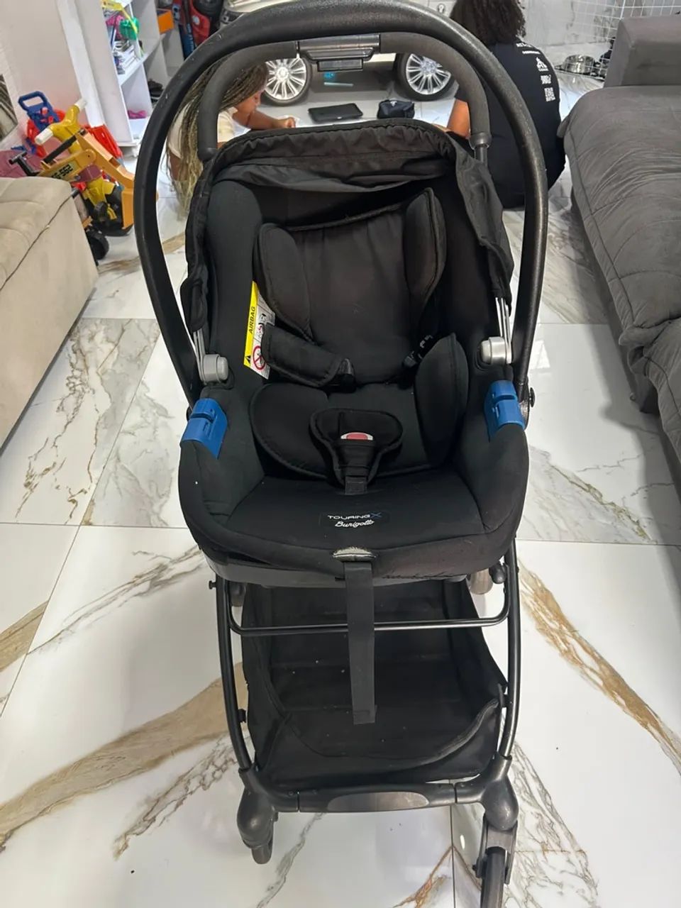 Carrinho de bebê com bebê conforto  - Foto 2