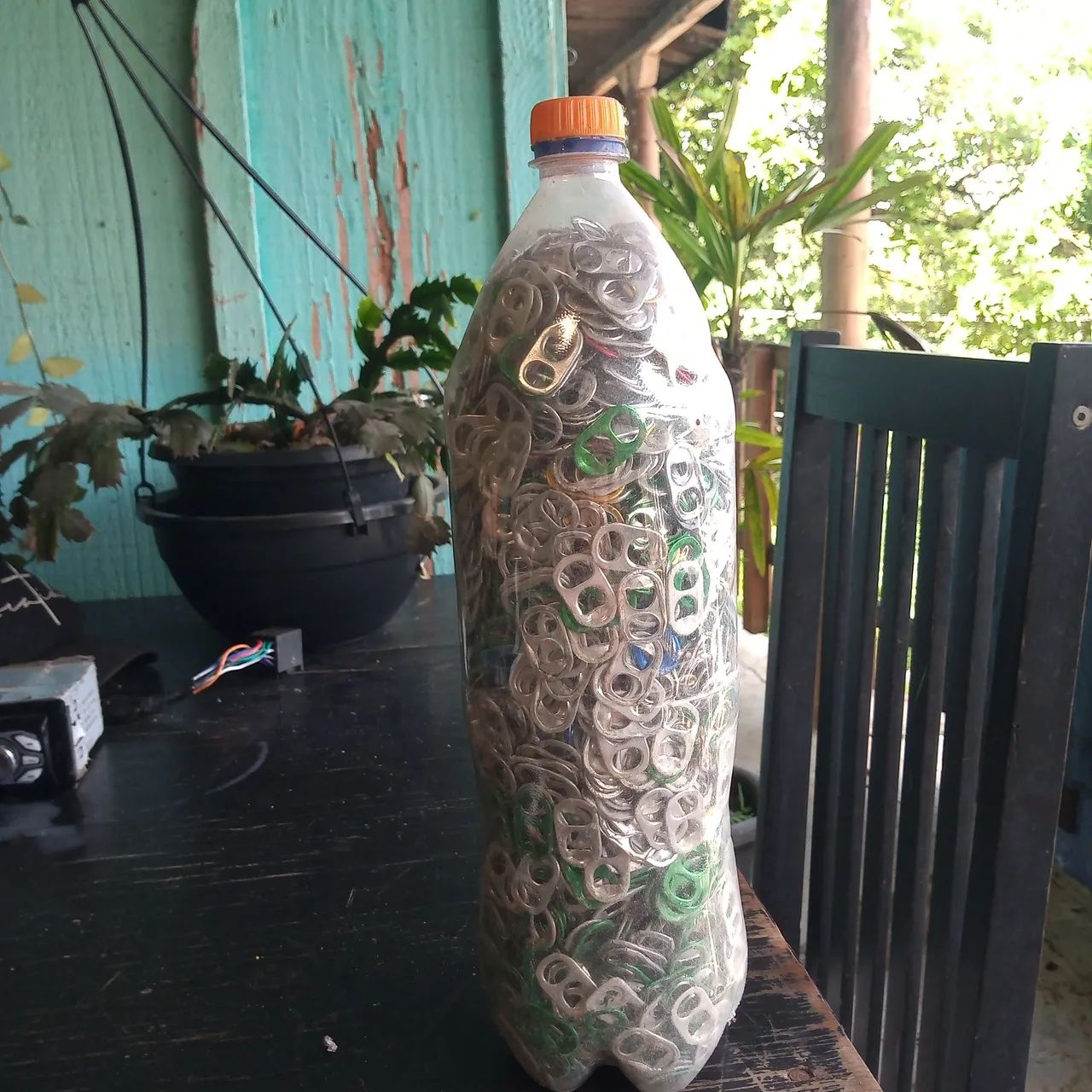 Um pet de 2 litros anéis d latinha 