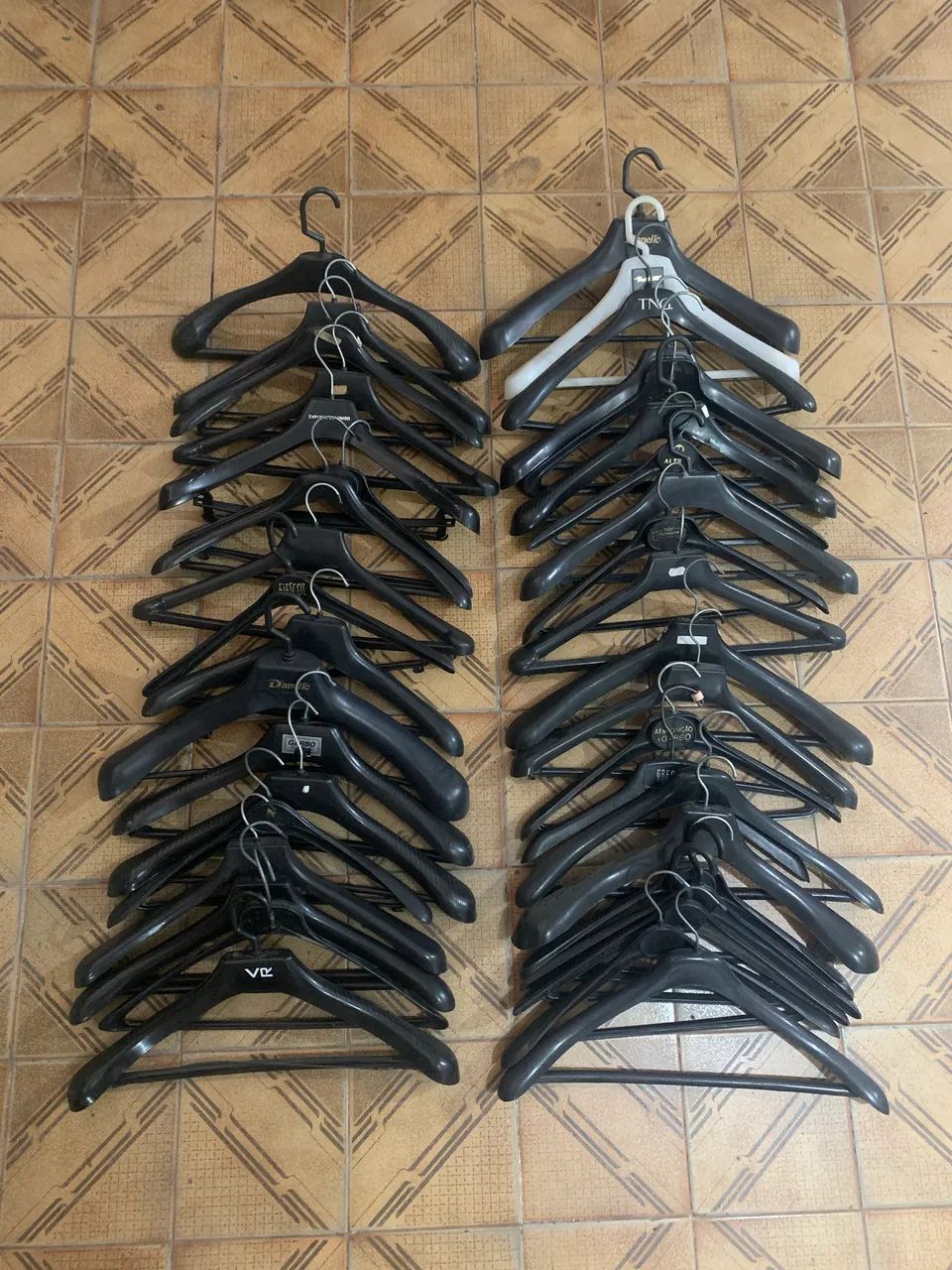 Lote 40 Cabides Anatômicos para Terno / Paletó / Casacos - Foto 2
