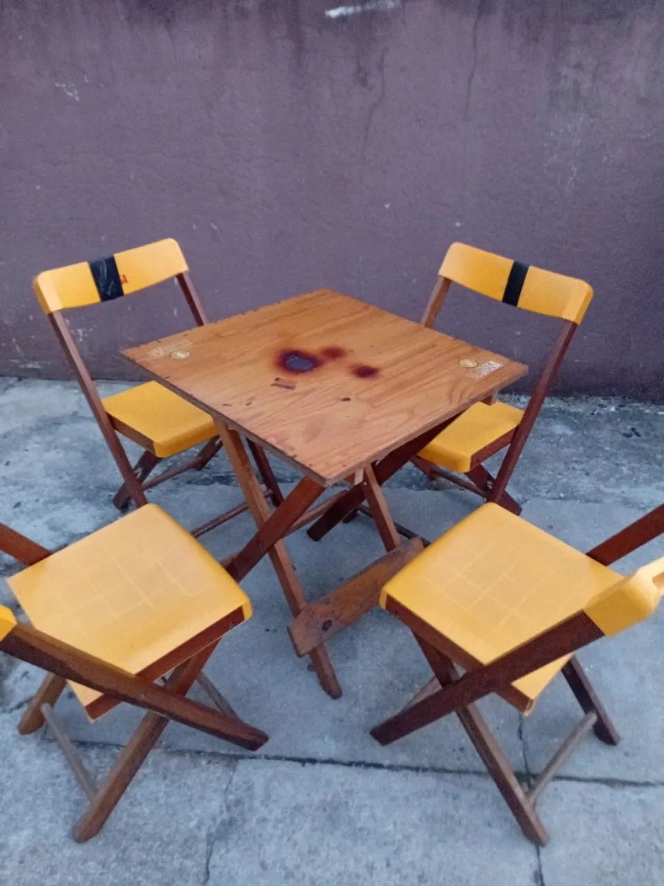 Jogo de mesa de madeira com 4 cadeiras dobráveis - Foto 2