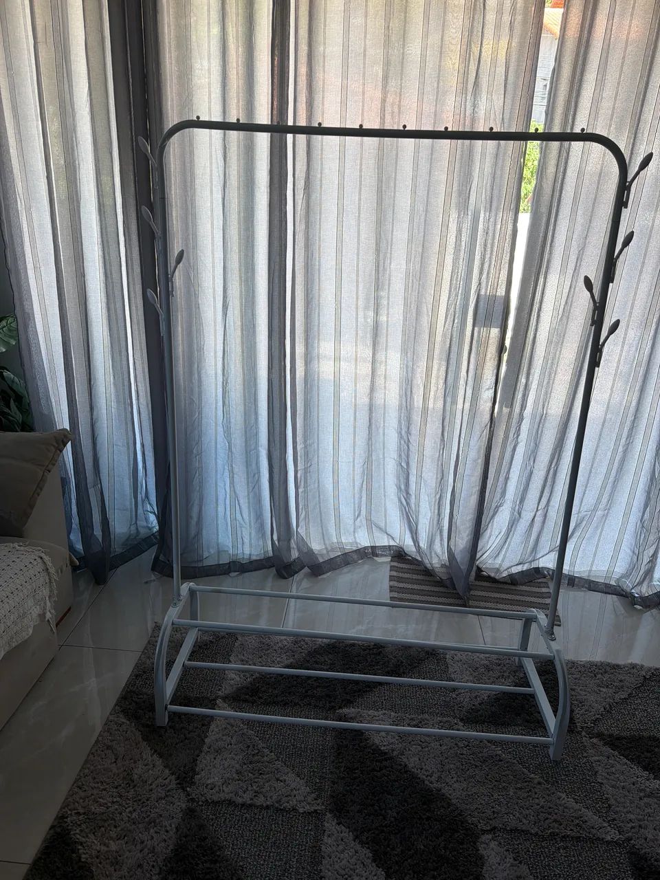 Arara de roupa de chão 