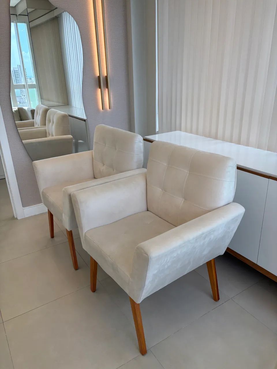 2 Poltronas decorativas estofadas bege, estilo retrô e pés palito em madeira. - Foto 3