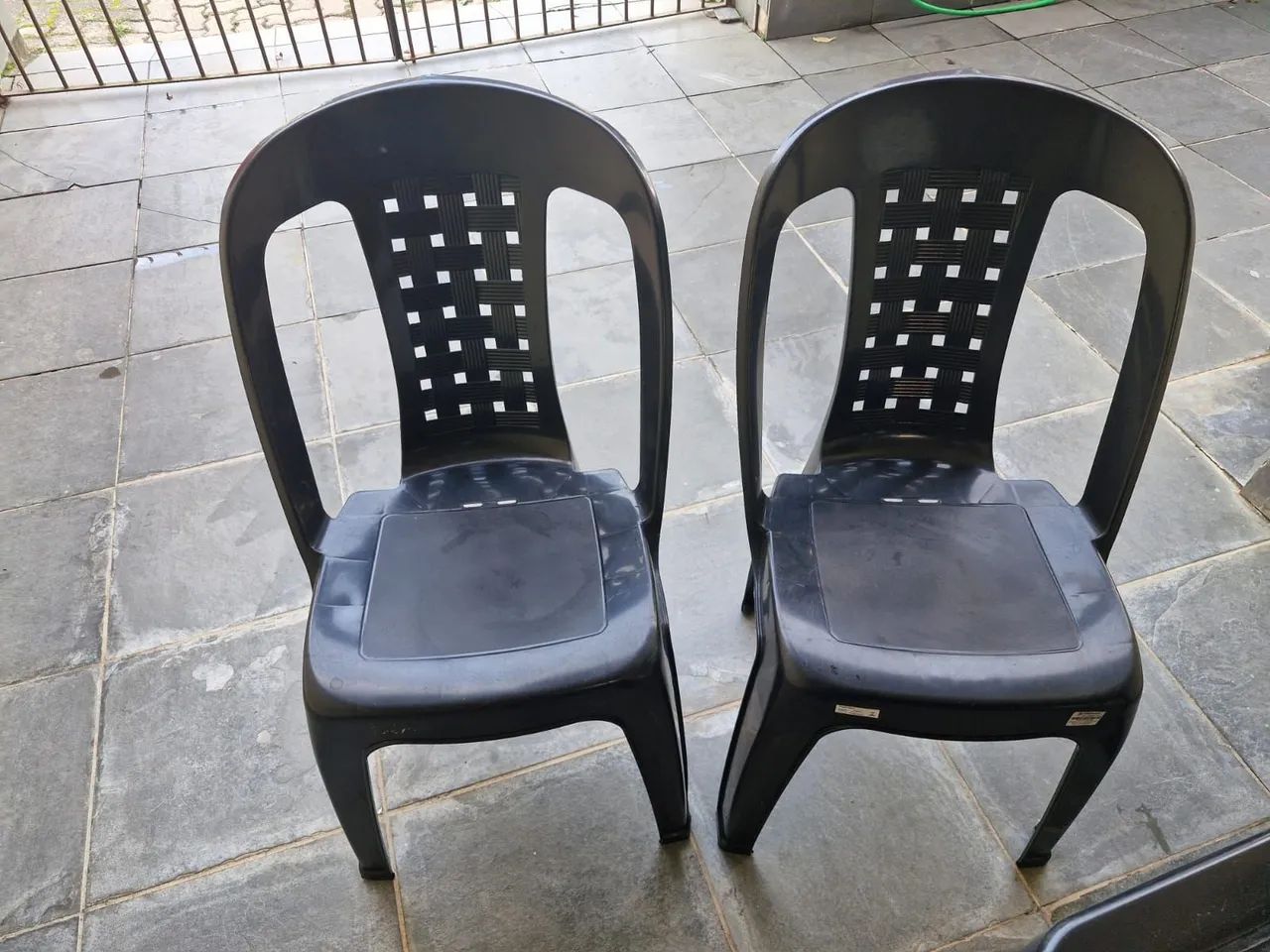 Vendo mesa com 2 cadeiras  - Foto 3