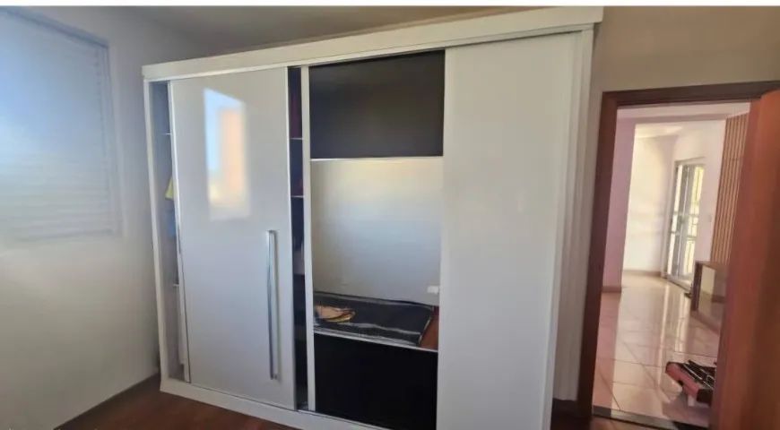 Guarda Roupa três portas de correr