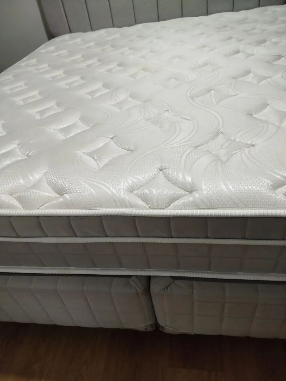 Cama box king BF COLCHÕES e cabeceira de linho 