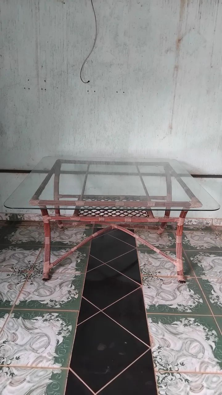 Mesa de vidro, estrutura de bambu